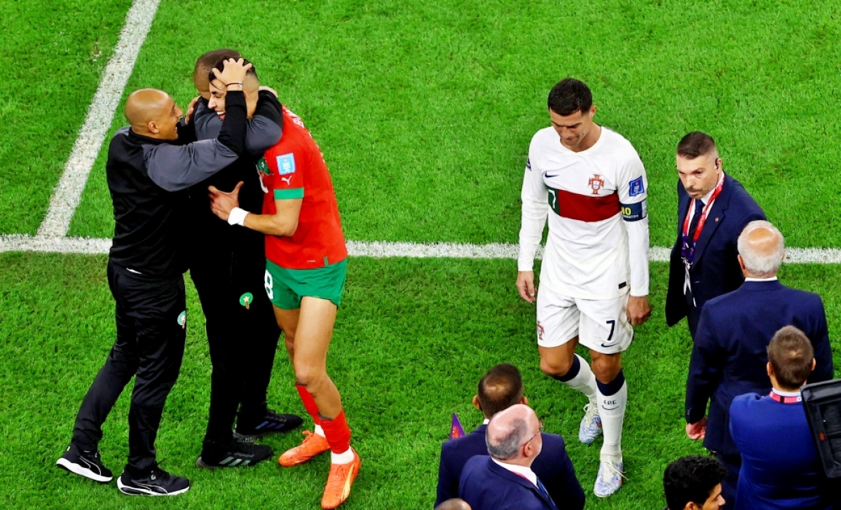 Ronaldo khóc nức nở khi Bồ Đào Nha bị loại, cầu thủ Morocco chạy tới động viên - Ảnh 11.