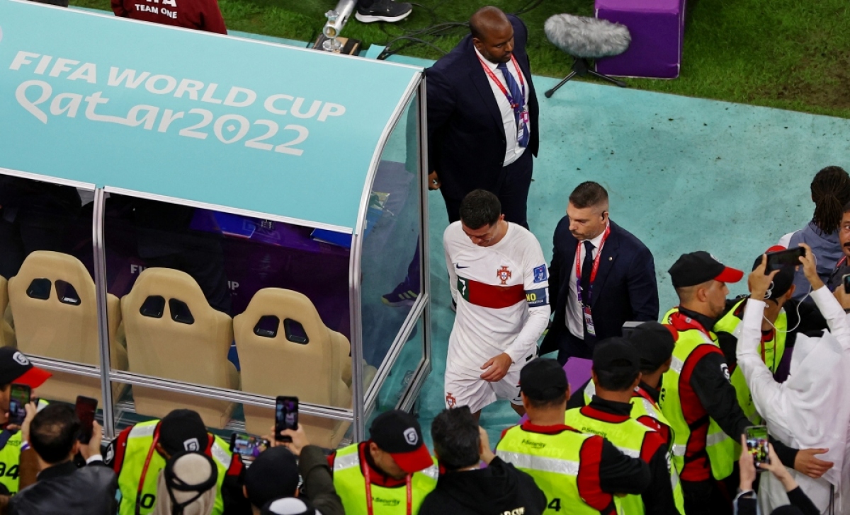 Ronaldo khóc nức nở khi Bồ Đào Nha bị loại, cầu thủ Morocco chạy tới động viên - Ảnh 12.