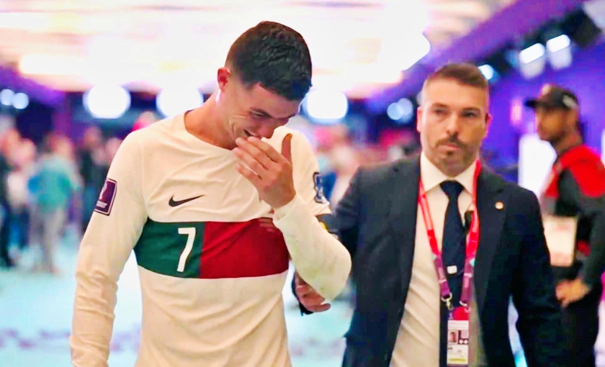 Ronaldo khóc nức nở khi Bồ Đào Nha bị loại, cầu thủ Morocco chạy tới động viên - Ảnh 13.