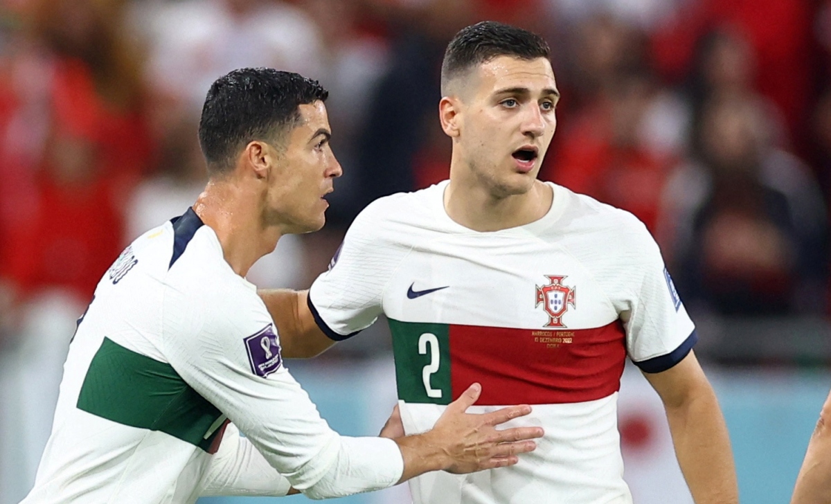 Ronaldo khóc nức nở khi Bồ Đào Nha bị loại, cầu thủ Morocco chạy tới động viên - Ảnh 1.