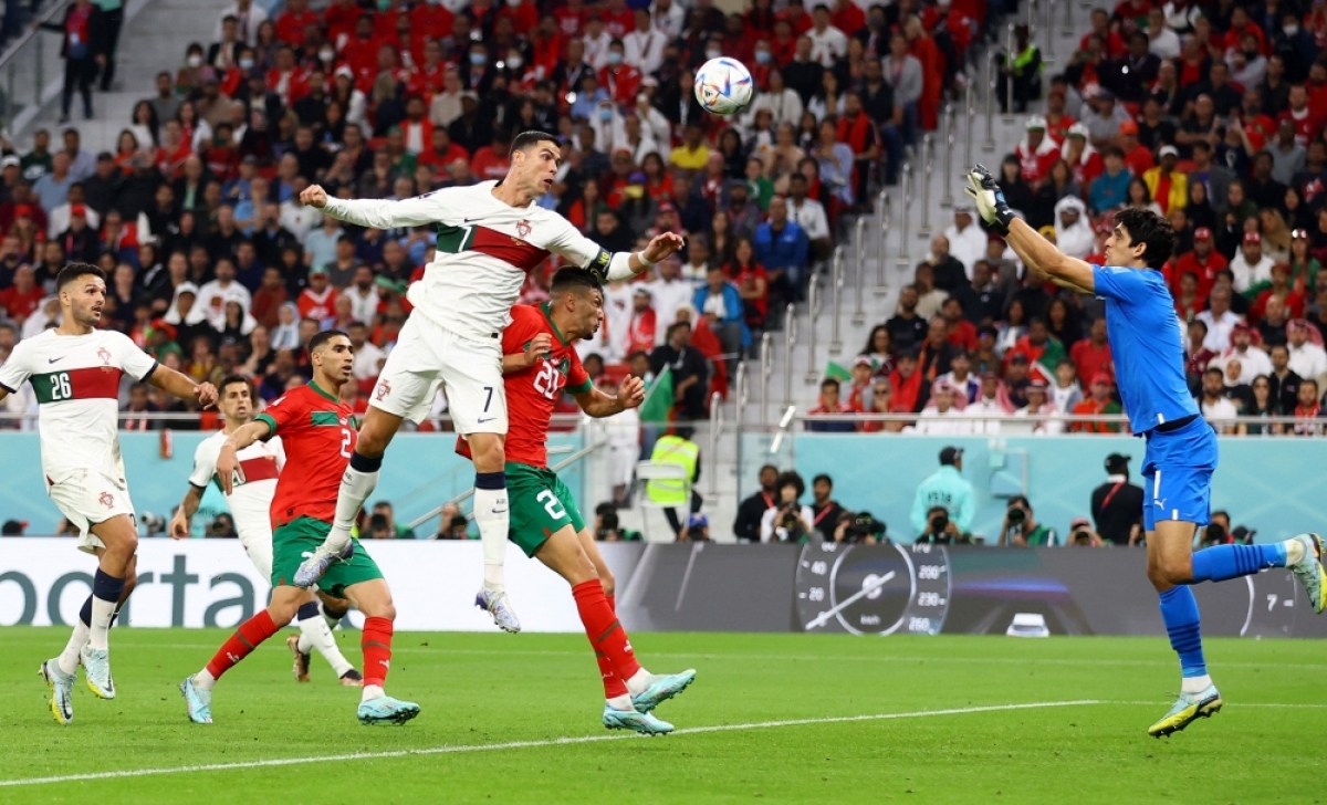Ronaldo khóc nức nở khi Bồ Đào Nha bị loại, cầu thủ Morocco chạy tới động viên - Ảnh 2.