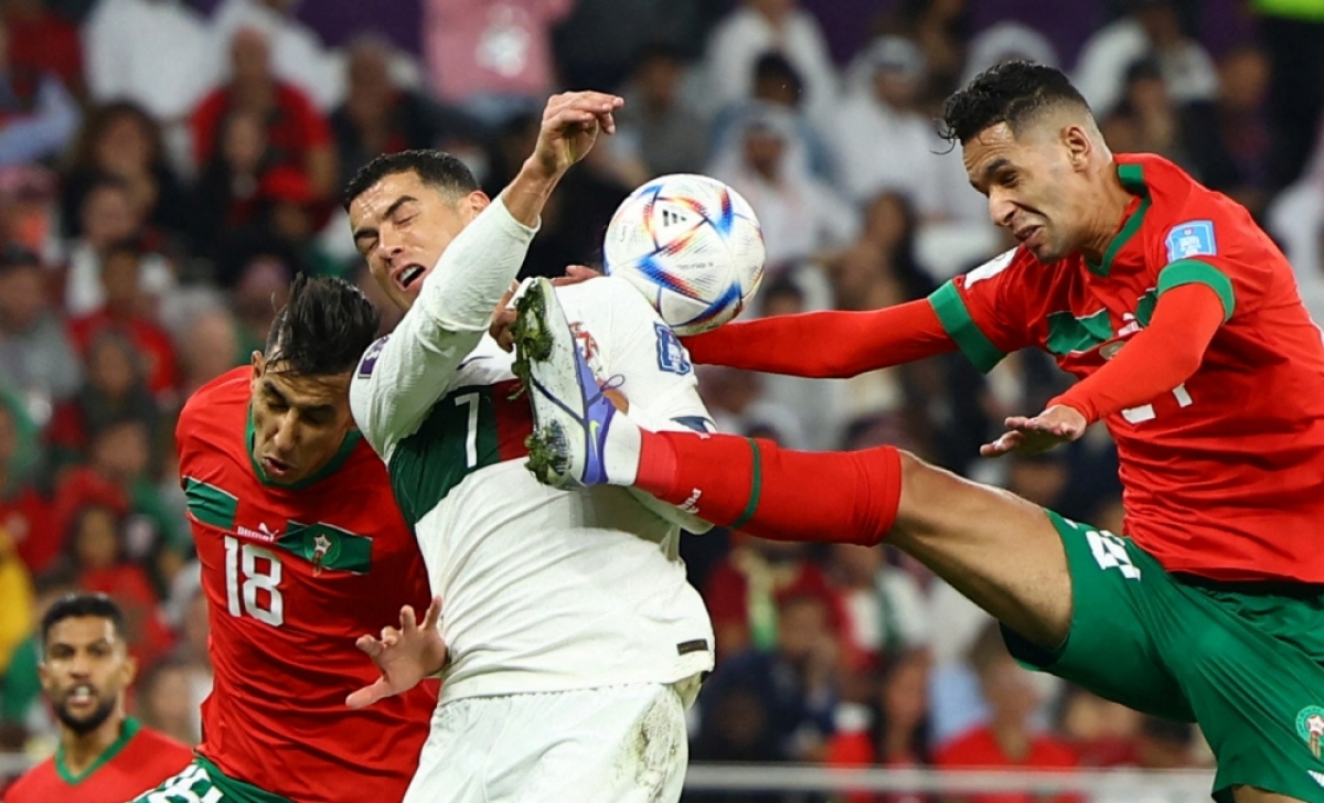 Ronaldo khóc nức nở khi Bồ Đào Nha bị loại, cầu thủ Morocco chạy tới động viên - Ảnh 3.