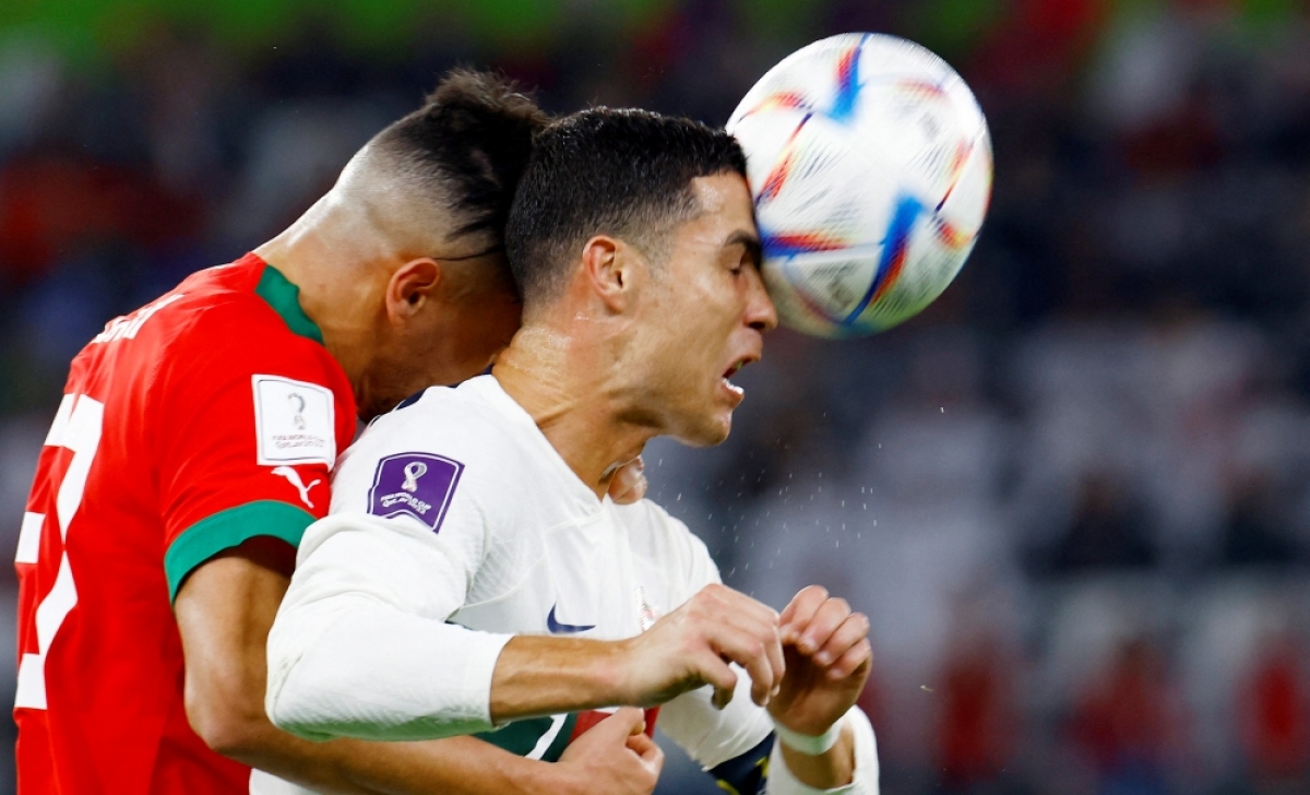 Ronaldo khóc nức nở khi Bồ Đào Nha bị loại, cầu thủ Morocco chạy tới động viên - Ảnh 4.
