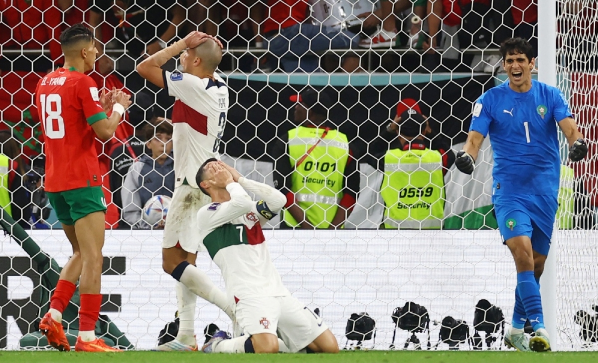 Ronaldo khóc nức nở khi Bồ Đào Nha bị loại, cầu thủ Morocco chạy tới động viên - Ảnh 5.