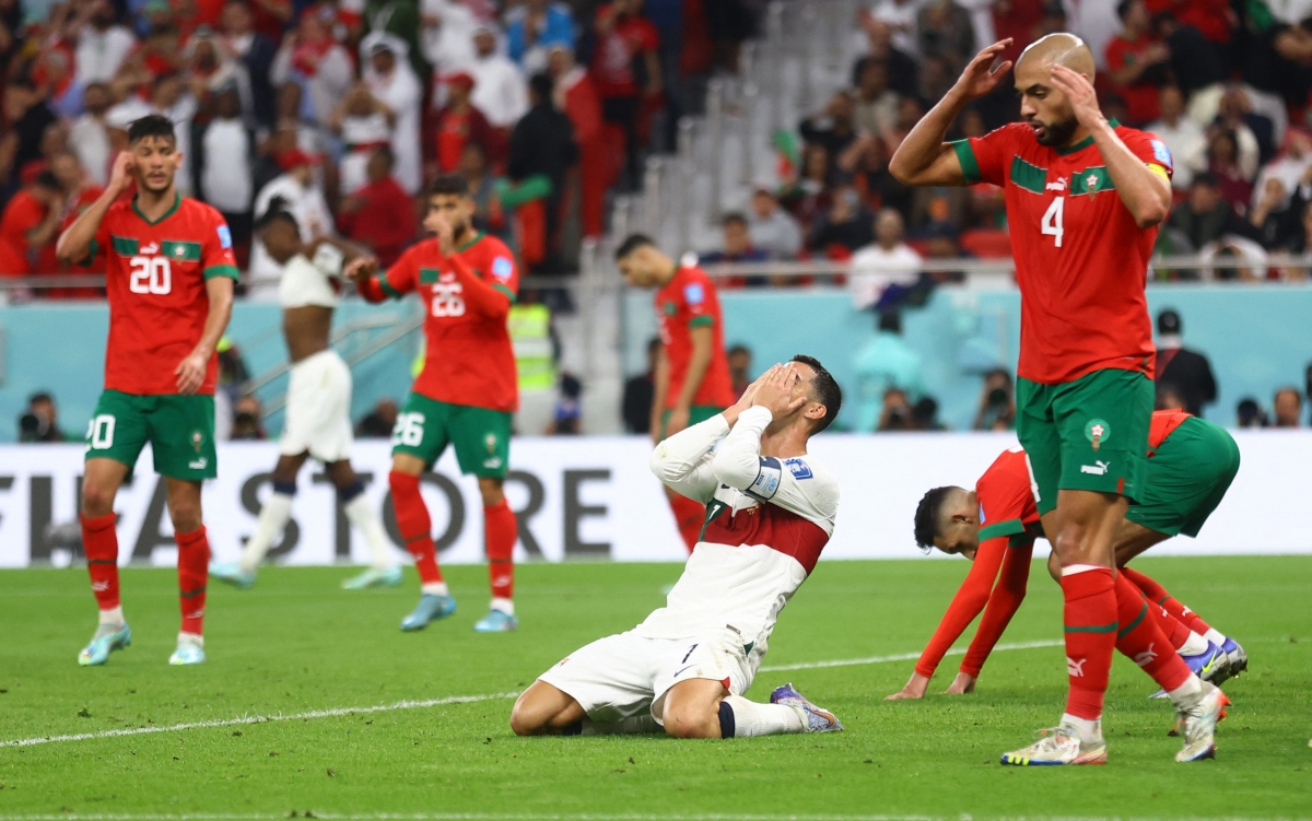 Ronaldo khóc nức nở khi Bồ Đào Nha bị loại, cầu thủ Morocco chạy tới động viên - Ảnh 6.