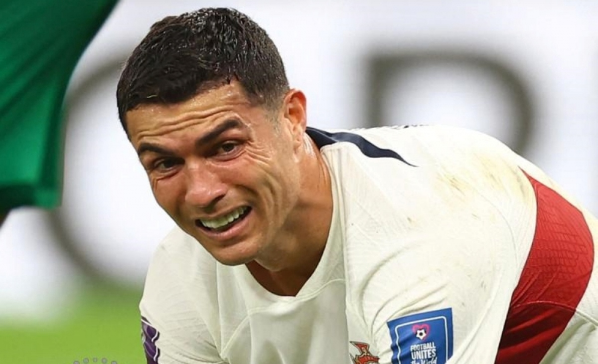 Ronaldo khóc nức nở khi Bồ Đào Nha bị loại, cầu thủ Morocco chạy tới động viên - Ảnh 7.