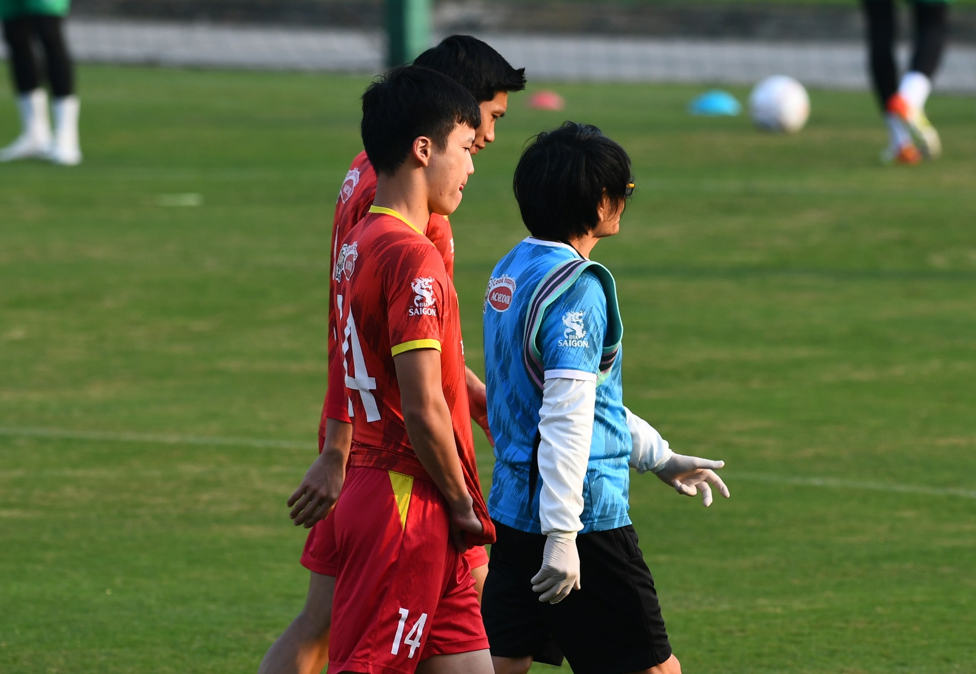 HLV Park Hang-seo cạn lời, cầu thủ ĐT Việt Nam bật cười với bài tập chóng mặt - Ảnh 5.