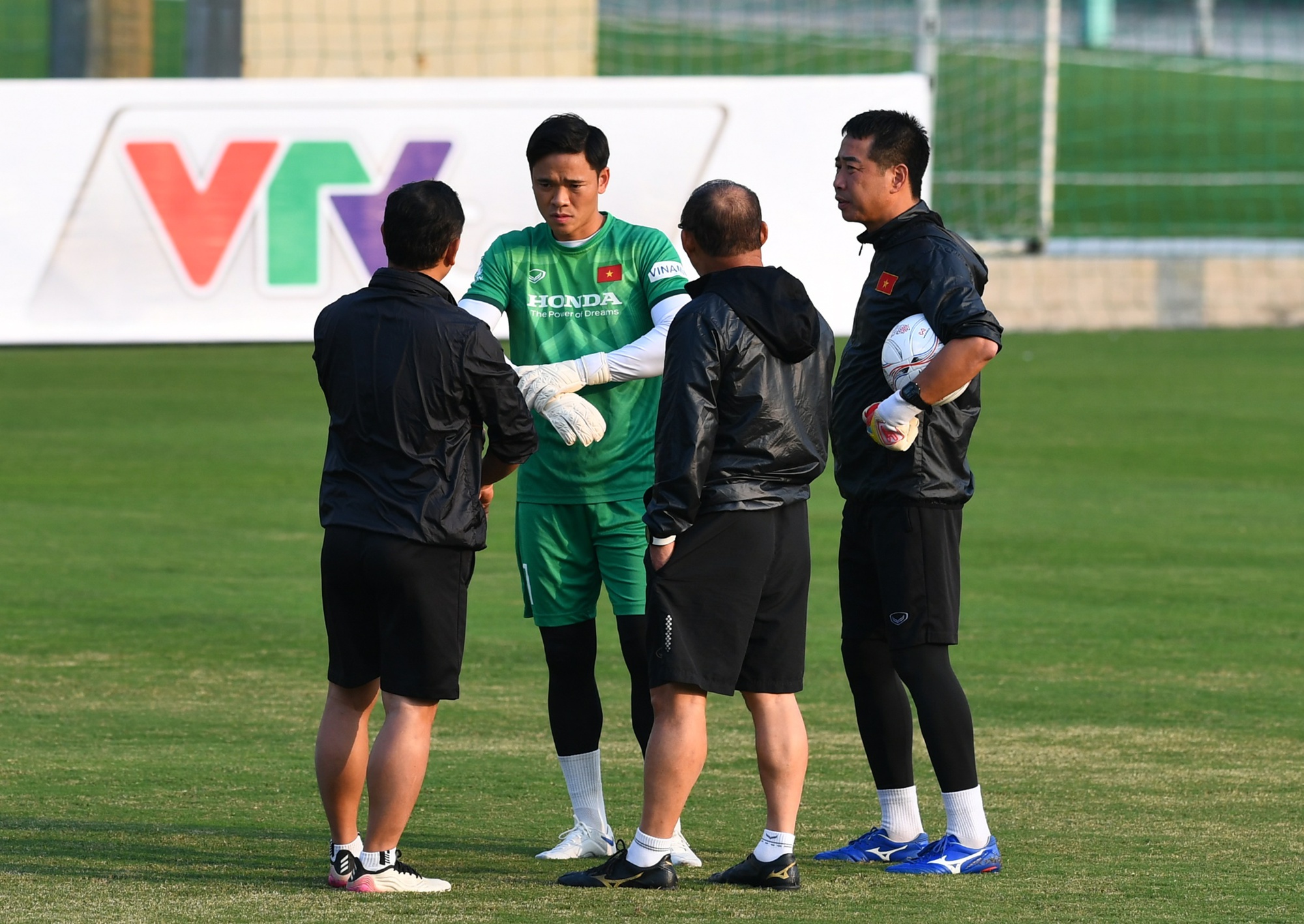 HLV Park Hang-seo cạn lời, cầu thủ ĐT Việt Nam bật cười với bài tập chóng mặt - Ảnh 6.