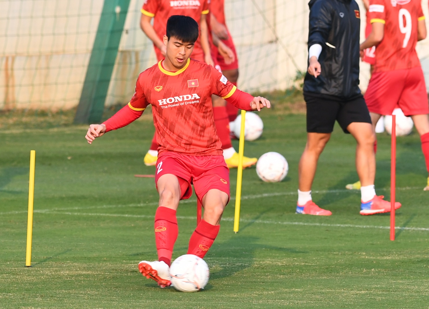 HLV Park Hang-seo cạn lời, cầu thủ ĐT Việt Nam bật cười với bài tập chóng mặt - Ảnh 2.