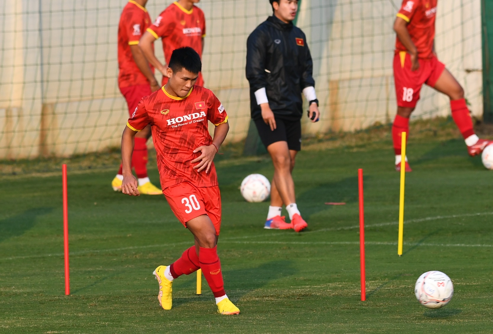 HLV Park Hang-seo cạn lời, cầu thủ ĐT Việt Nam bật cười với bài tập chóng mặt - Ảnh 1.