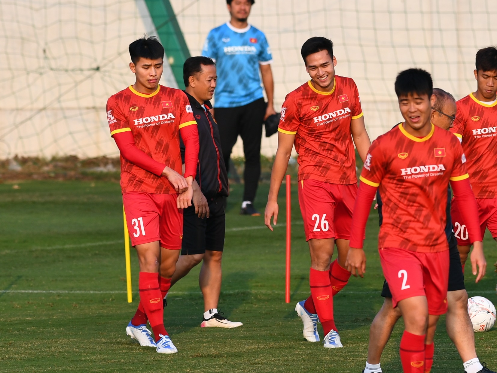 HLV Park Hang-seo cạn lời, cầu thủ ĐT Việt Nam bật cười với bài tập chóng mặt - Ảnh 4.