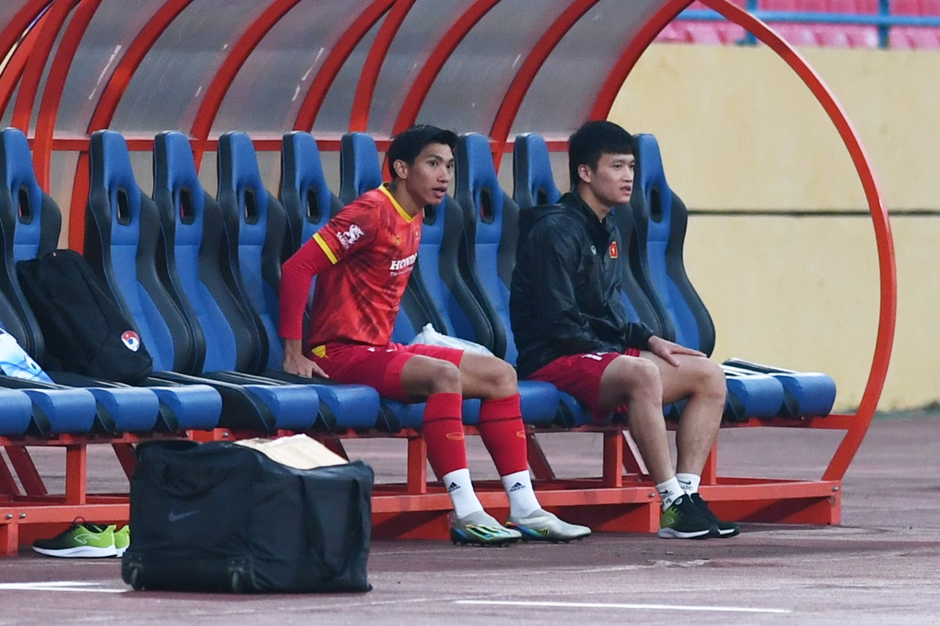 HLV Park Hang-seo yêu cầu Văn Hậu và Hoàng Đức rời sân tập, nghỉ ngơi dưỡng thương - Ảnh 4.