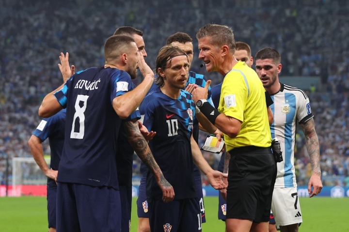 Cầu thủ Croatia trách trọng tài tặng Argentina phạt đền - Ảnh 1.