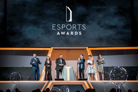 Bức ảnh xúc động về Faker nhận giải 'Khoảnh khắc Esports của năm' - Ảnh 1.