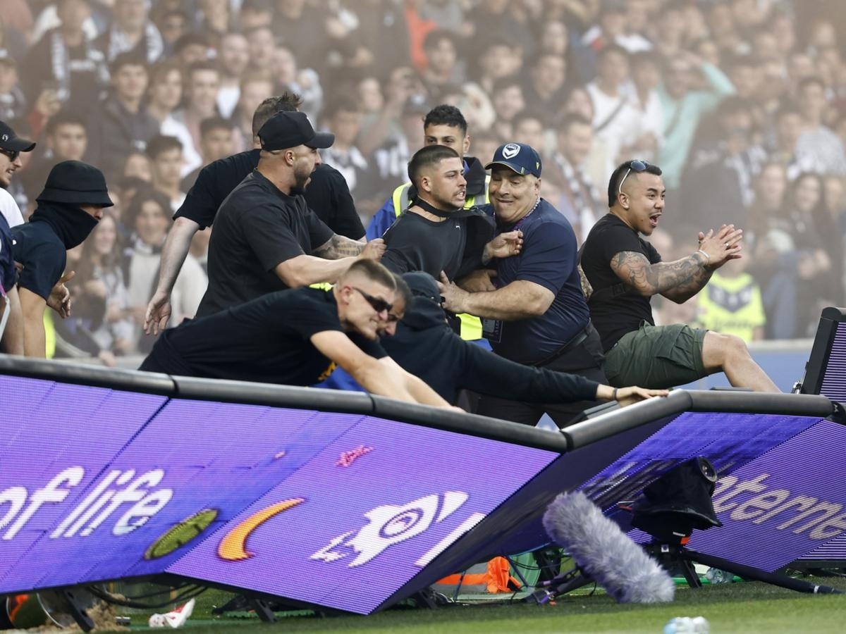 Bạo loạn bóng đá ở Australia, thủ môn phải đi cấp cứu - Ảnh 8.
