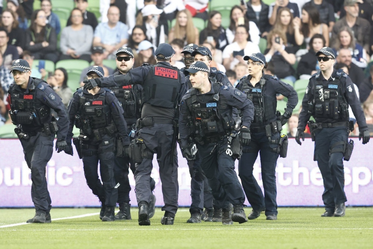 Bạo loạn bóng đá ở Australia, thủ môn phải đi cấp cứu - Ảnh 6.