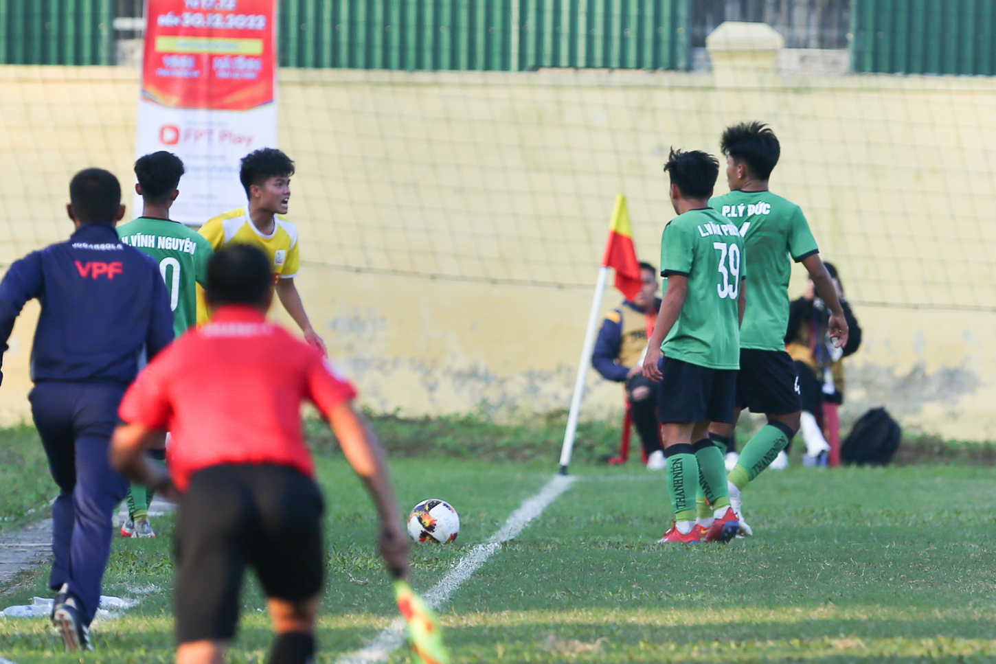 U21 Hà Nội và Nutifood xô xát nhau với 1 thẻ đỏ, 2 thẻ vàng - Ảnh 1.