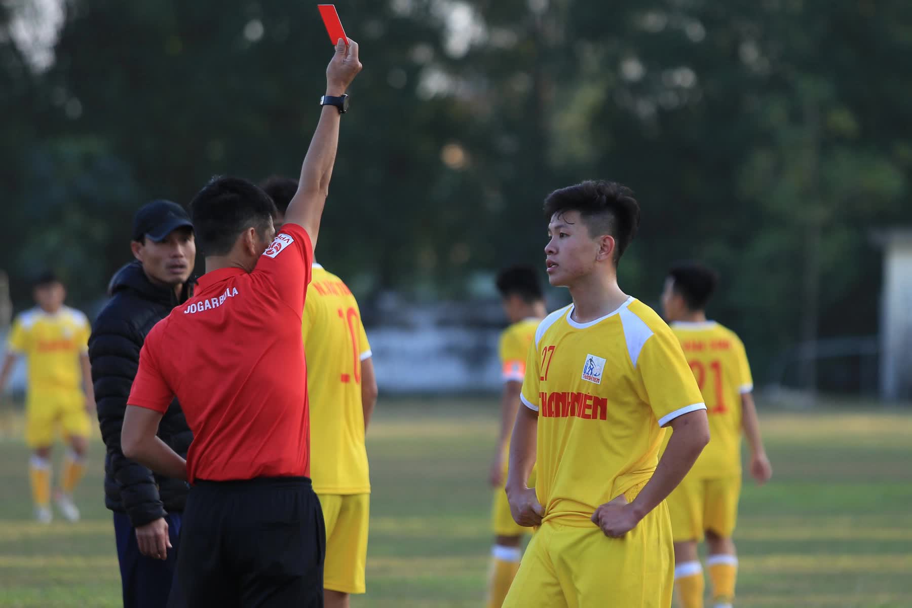 U21 Hà Nội và Nutifood xô xát nhau với 1 thẻ đỏ, 2 thẻ vàng - Ảnh 4.