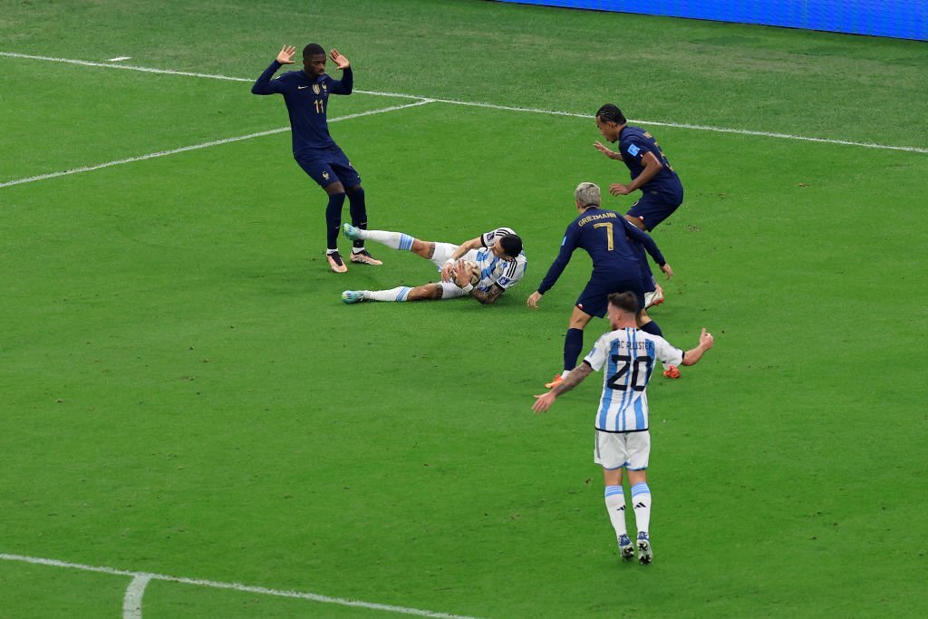 Pha bóng ngây thơ của tiền đạo Pháp biếu bàn thắng cho Messi - Ảnh 4.