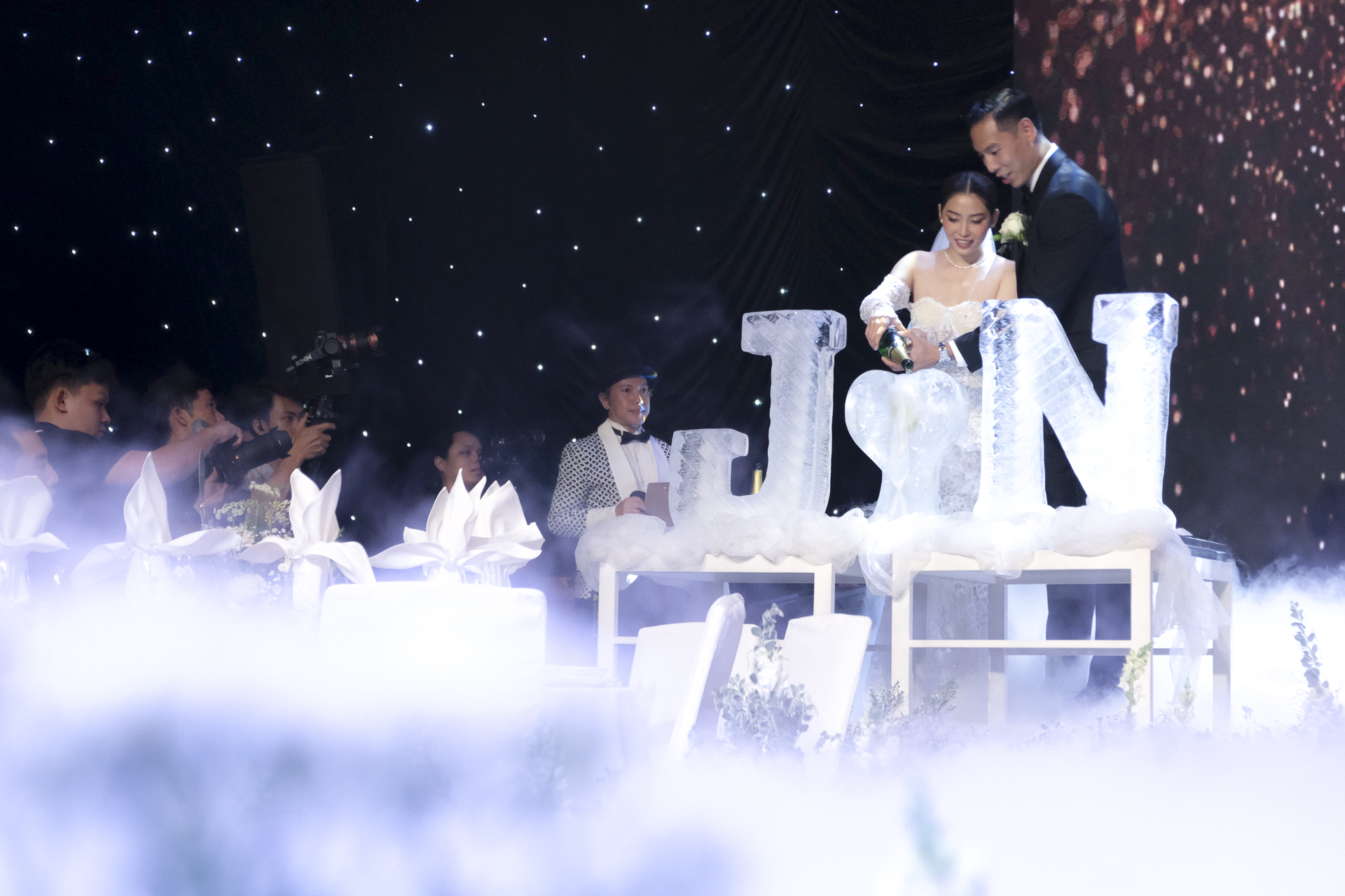 Toàn cảnh đám cưới Justin Young: Cô dâu xinh xuất sắc, dàn khách mời nổi tiếng tại VBA - Ảnh 7.