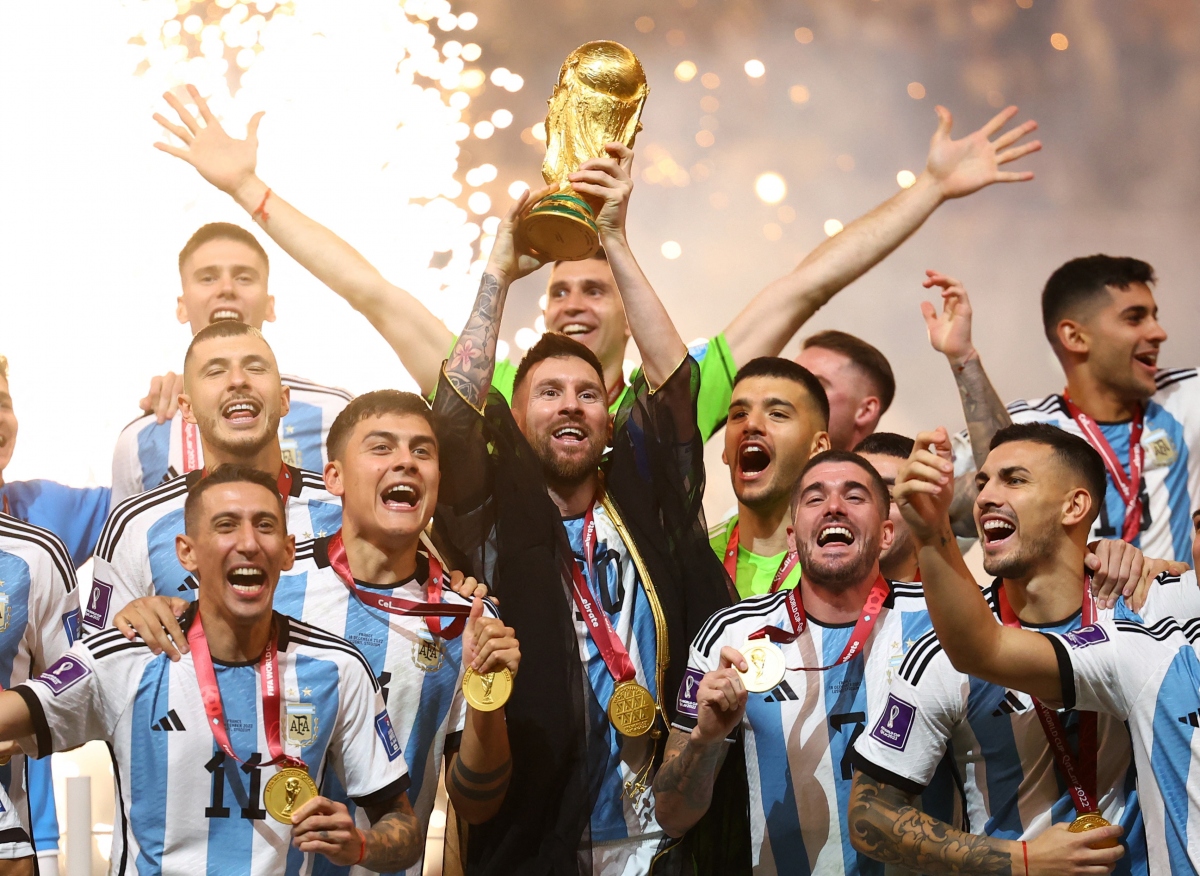 Khoảnh khắc Messi và dàn sao Argentina nâng cao cúp vàng World Cup 2022 - Ảnh 2.