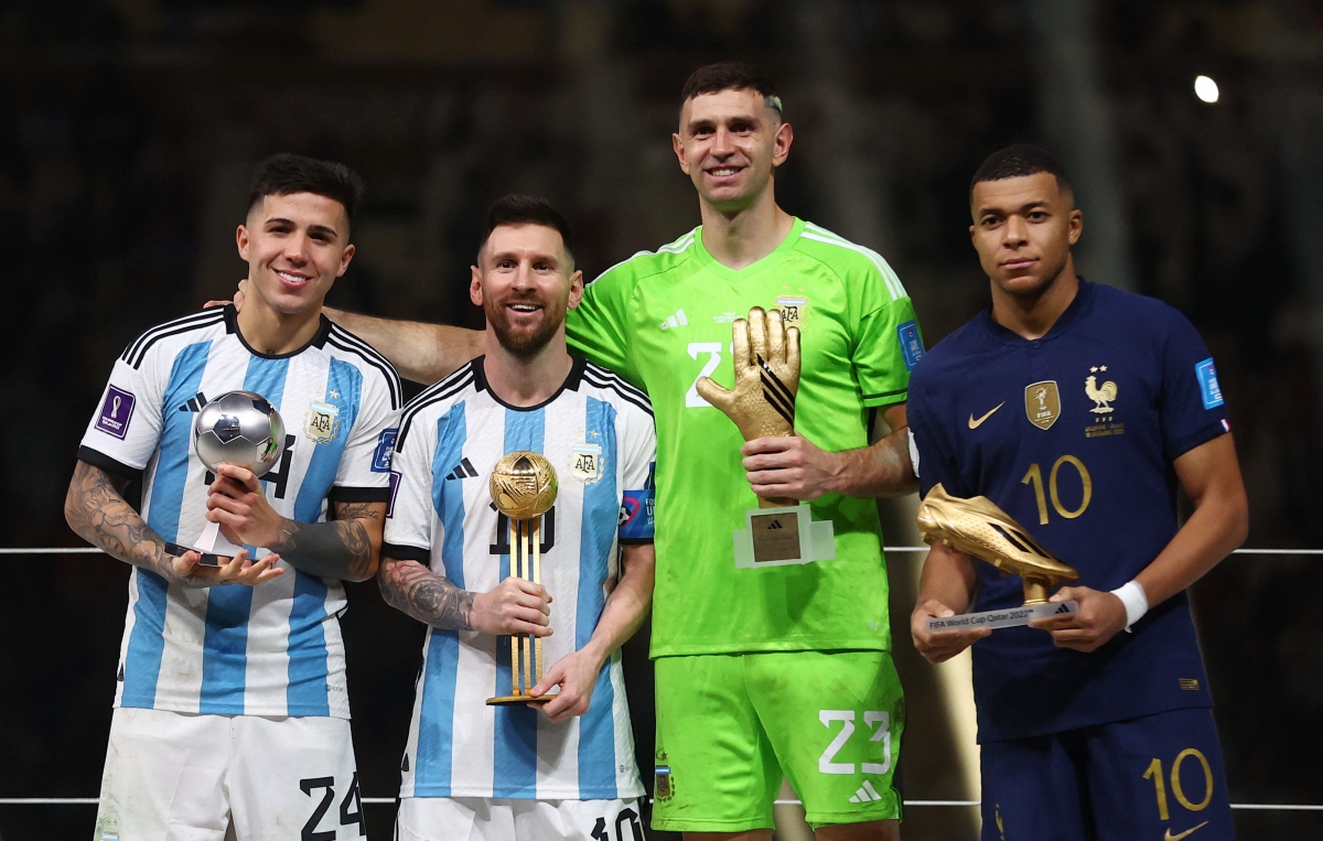 Khoảnh khắc Messi và dàn sao Argentina nâng cao cúp vàng World Cup 2022 - Ảnh 7.