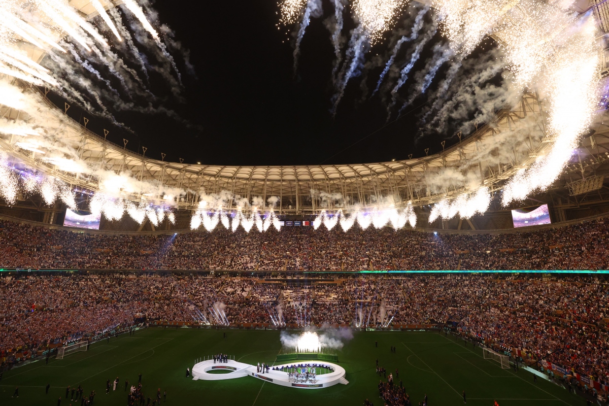 Khoảnh khắc Messi và dàn sao Argentina nâng cao cúp vàng World Cup 2022 - Ảnh 9.