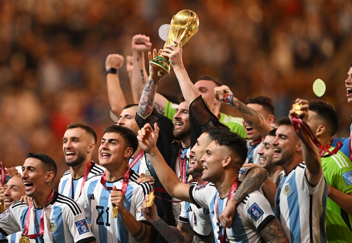 Khoảnh khắc Messi và dàn sao Argentina nâng cao cúp vàng World Cup 2022 - Ảnh 1.