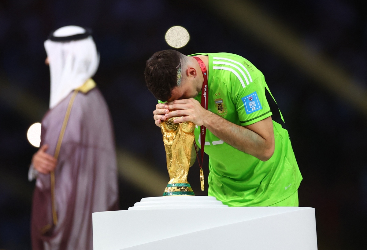 Khoảnh khắc Messi và dàn sao Argentina nâng cao cúp vàng World Cup 2022 - Ảnh 3.