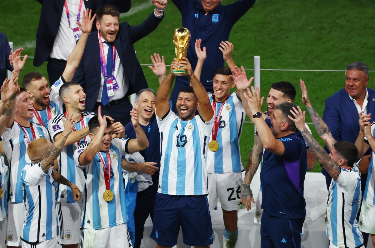Khoảnh khắc Messi và dàn sao Argentina nâng cao cúp vàng World Cup 2022 - Ảnh 5.