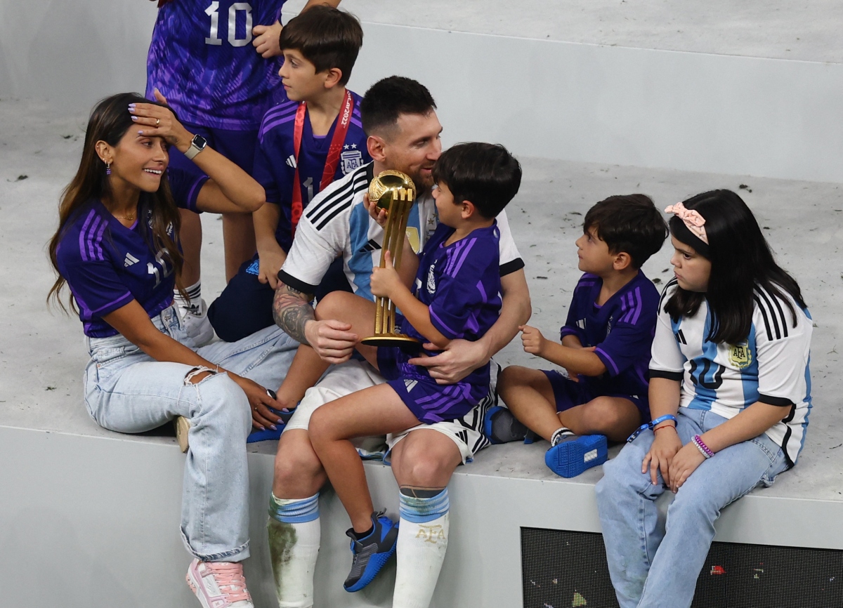Khoảnh khắc Messi và dàn sao Argentina nâng cao cúp vàng World Cup 2022 - Ảnh 8.