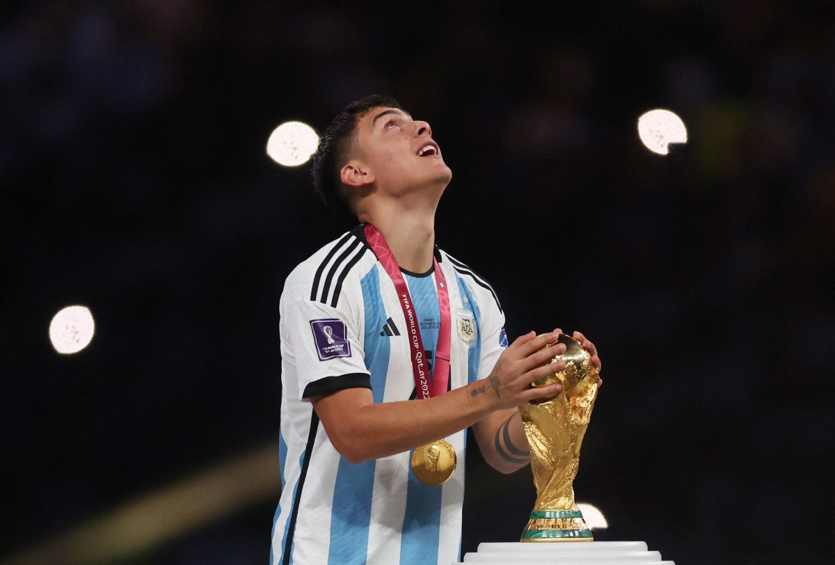 Khoảnh khắc Messi và dàn sao Argentina nâng cao cúp vàng World Cup 2022 - Ảnh 4.