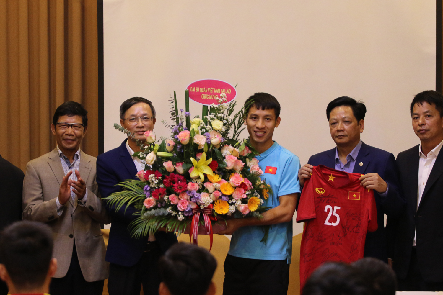 Lãnh đạo Đại sứ quán Việt Nam tại Lào động viên tinh thần đội tuyển Việt Nam trước thềm AFF Cup 2022 - Ảnh 3.