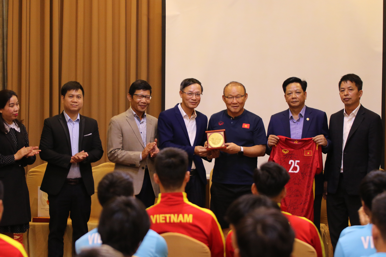 Lãnh đạo Đại sứ quán Việt Nam tại Lào động viên tinh thần đội tuyển Việt Nam trước thềm AFF Cup 2022 - Ảnh 2.