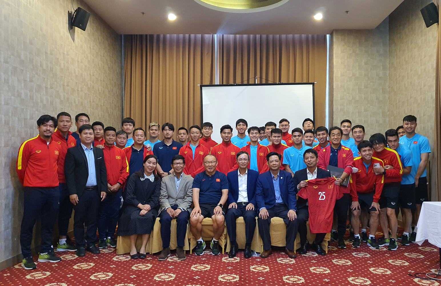 Lãnh đạo Đại sứ quán Việt Nam tại Lào động viên tinh thần đội tuyển Việt Nam trước thềm AFF Cup 2022 - Ảnh 1.