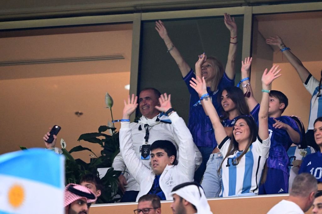 Vợ con Messi ăn mừng phấn khích khi Argentina vô địch World Cup 2022 - Ảnh 2.