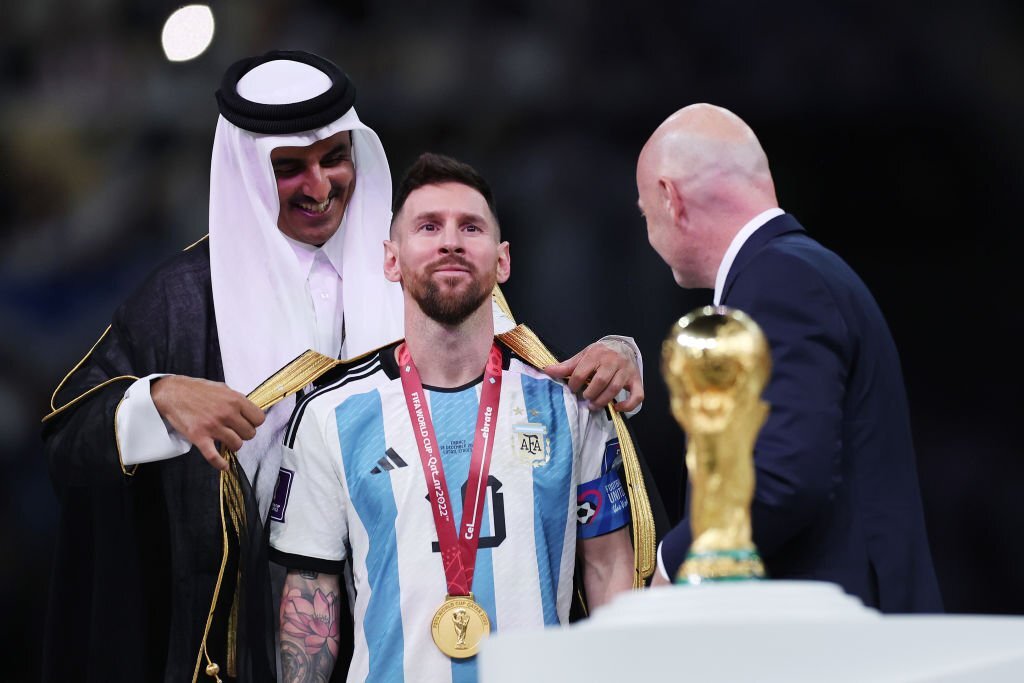 Vô địch World Cup, Messi được đích thân Quốc vương Qatar khoác lên người áo choàng - Ảnh 2.