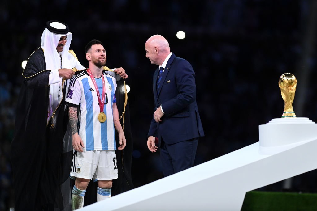 Vô địch World Cup, Messi được đích thân Quốc vương Qatar khoác lên người áo choàng - Ảnh 1.