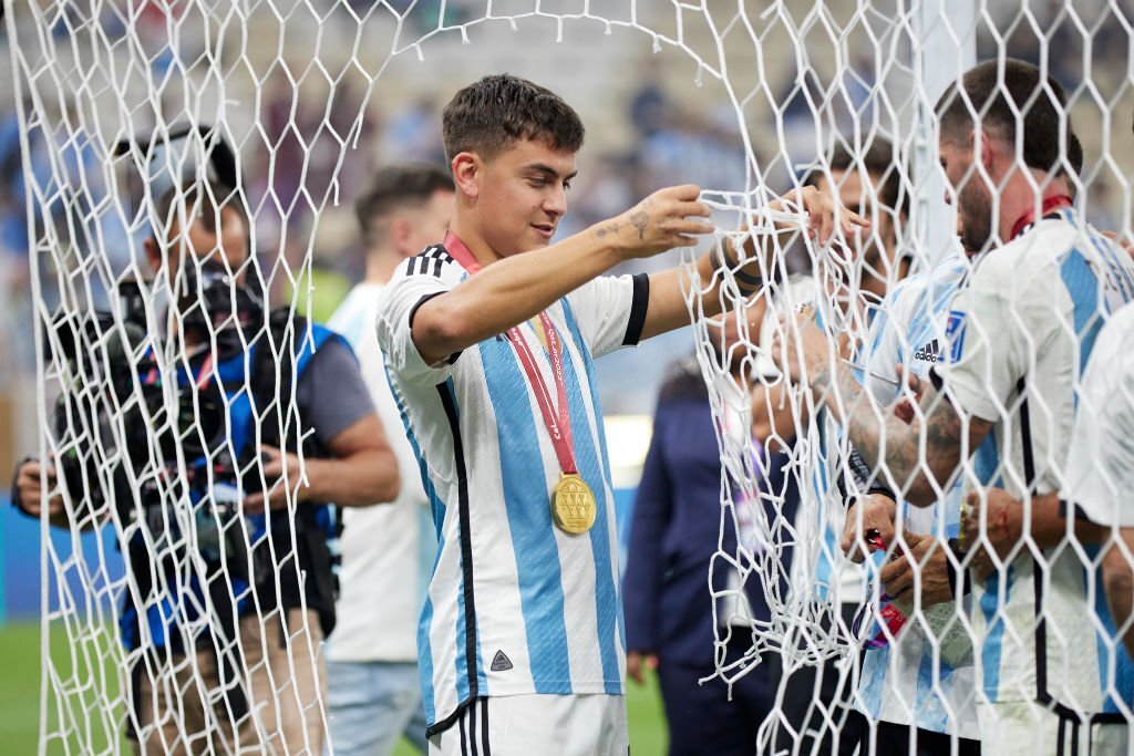 Cầu thủ Argentina cắt tan mành lưới, chia nhau mỗi người 1 mảnh mang về - Ảnh 3.