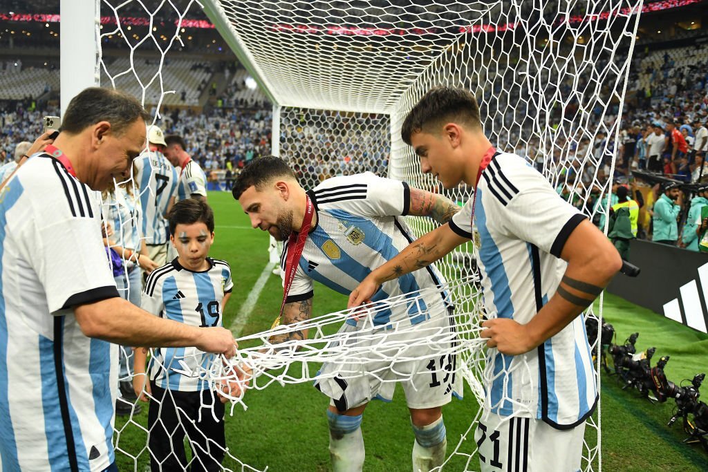 Cầu thủ Argentina cắt tan mành lưới, chia nhau mỗi người 1 mảnh mang về - Ảnh 2.
