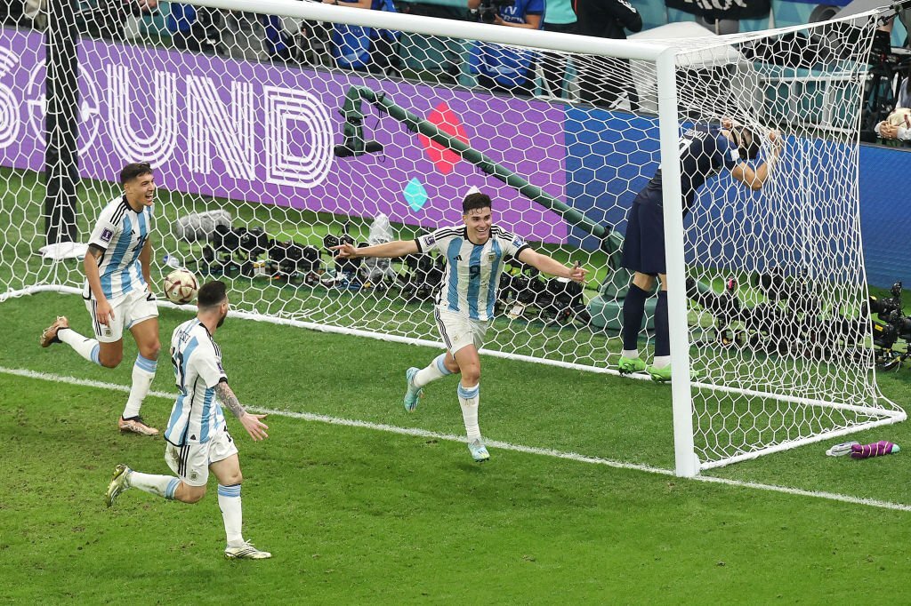Cầu thủ Argentina cắt tan mành lưới, chia nhau mỗi người 1 mảnh mang về - Ảnh 1.