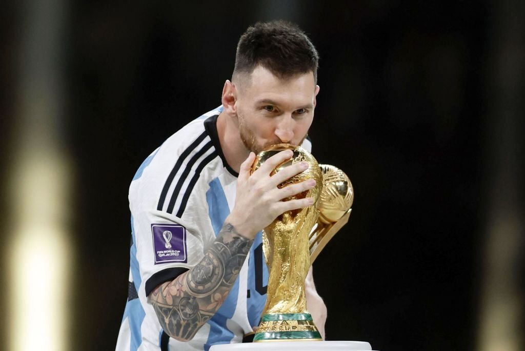 Cầu thủ Argentina cắt tan mành lưới, chia nhau mỗi người 1 mảnh mang về - Ảnh 7.