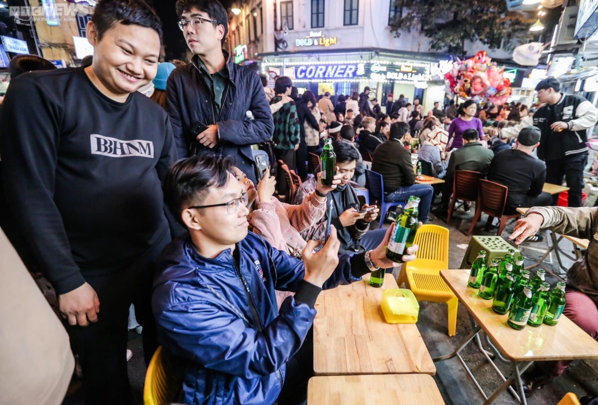 &quot;Phố Tây&quot; Hà Nội đông nghẹt người xem trận chung kết World Cup 2022 - Ảnh 11.