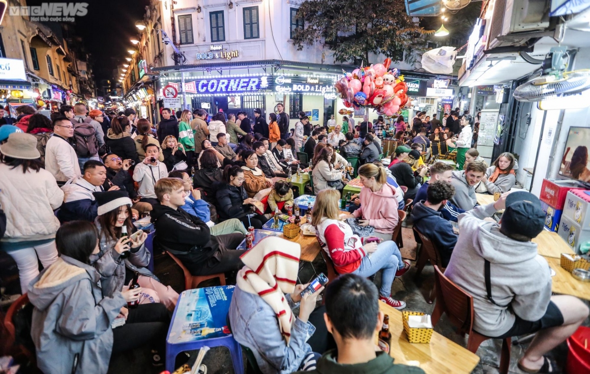 &quot;Phố Tây&quot; Hà Nội đông nghẹt người xem trận chung kết World Cup 2022 - Ảnh 5.