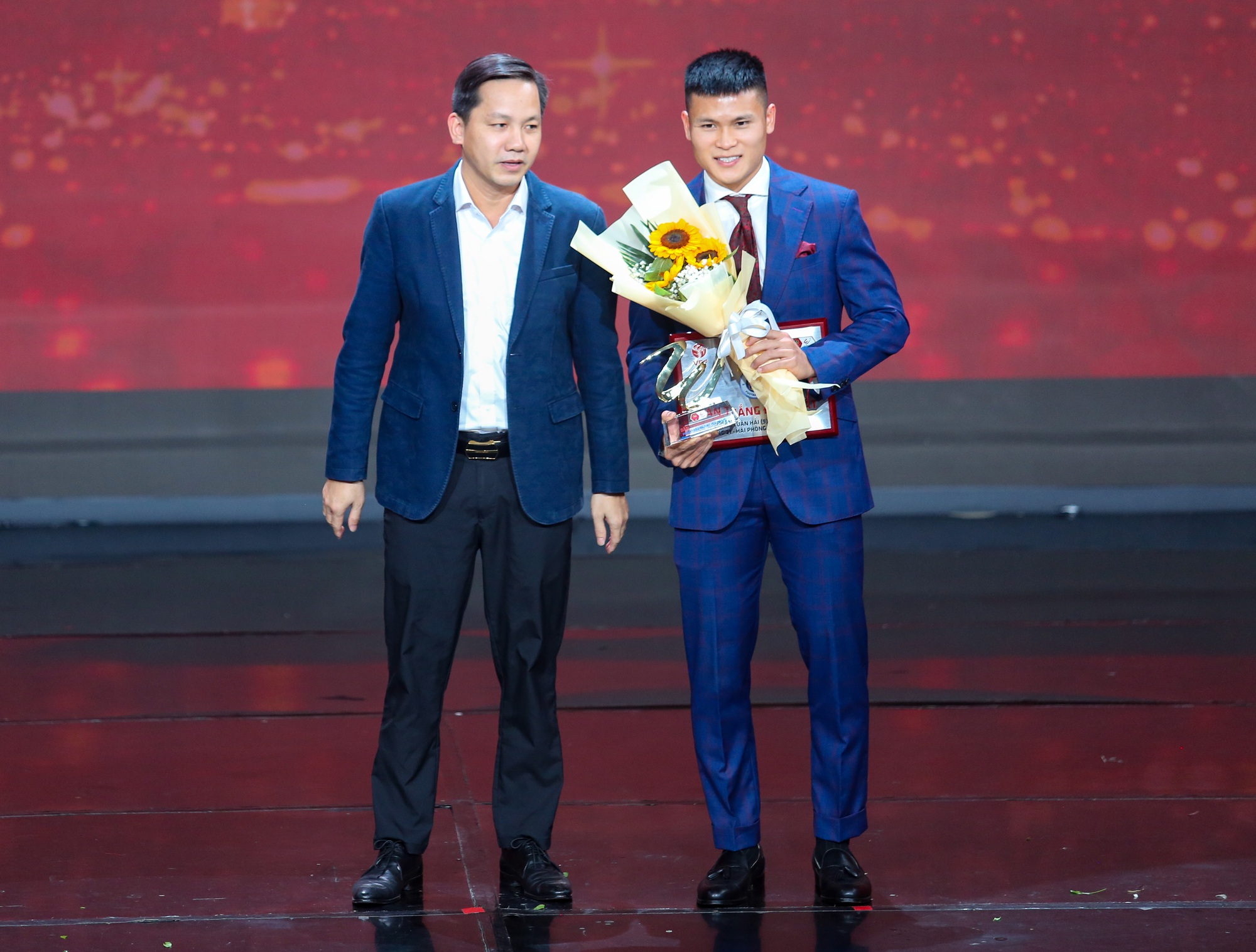 Văn Quyết đưa con trai lên nhận giải cầu thủ xuất sắc nhất V.League 2022 - Ảnh 5.