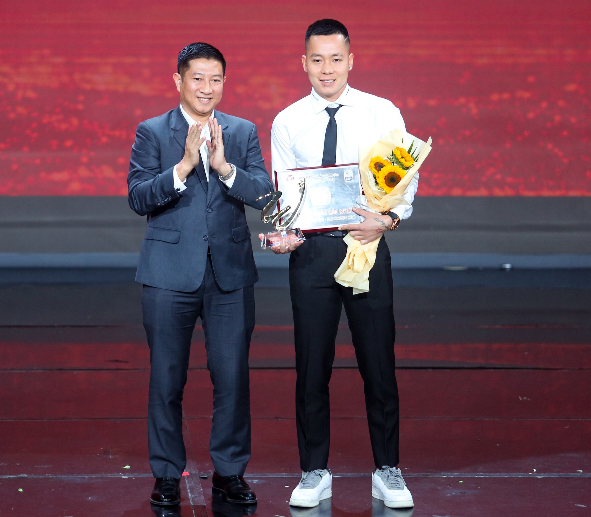 Văn Quyết đưa con trai lên nhận giải cầu thủ xuất sắc nhất V.League 2022 - Ảnh 7.