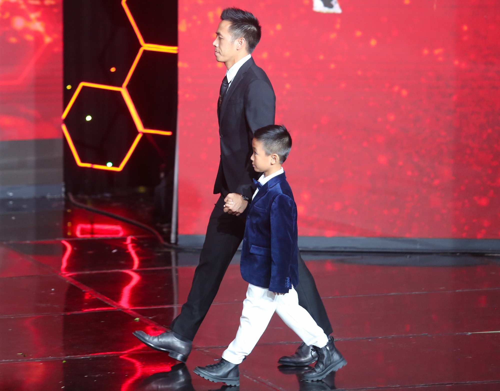 Văn Quyết đưa con trai lên nhận giải cầu thủ xuất sắc nhất V.League 2022 - Ảnh 3.