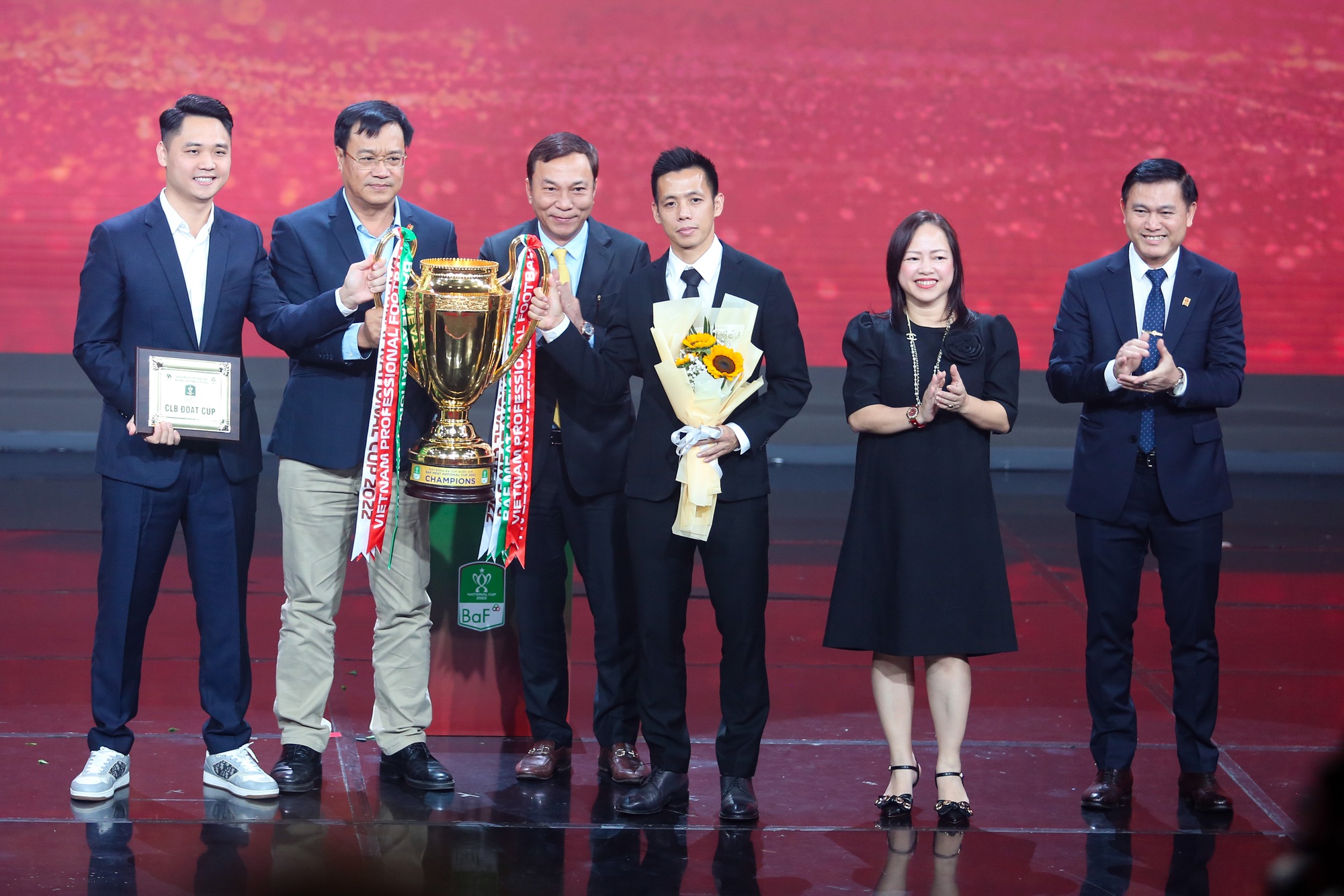 Văn Quyết đưa con trai lên nhận giải cầu thủ xuất sắc nhất V.League 2022 - Ảnh 6.