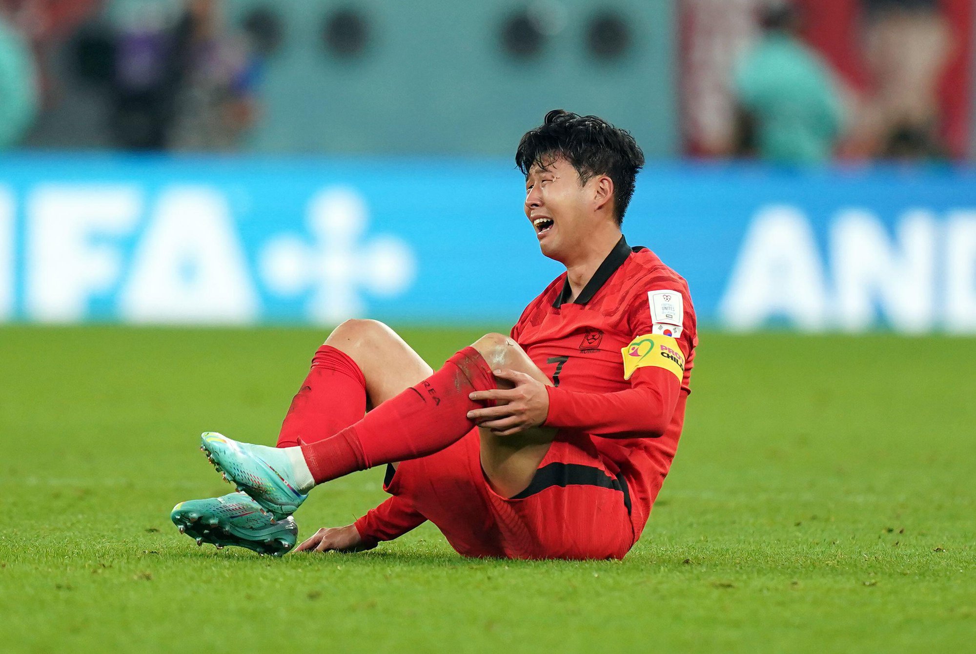 Son Heung-min bật khóc nức nở, như chưa thể tin Hàn Quốc giành vé đi tiếp
