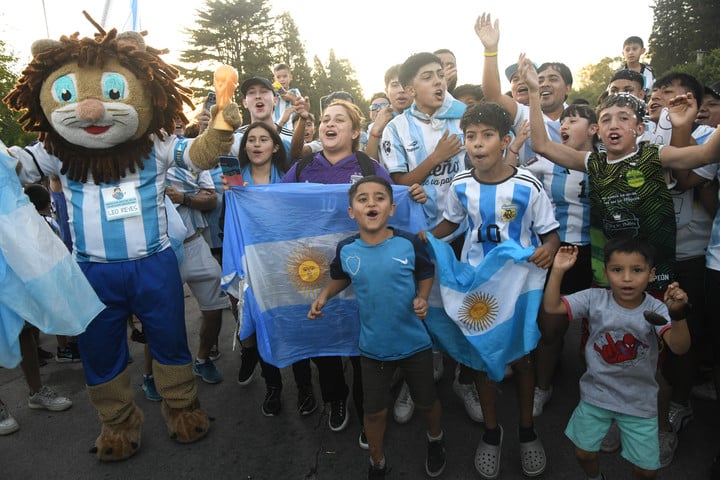 Messi và đồng đội về giữa đêm, hàng triệu người Argentina vẫn thao thức chào đón - Ảnh 6.